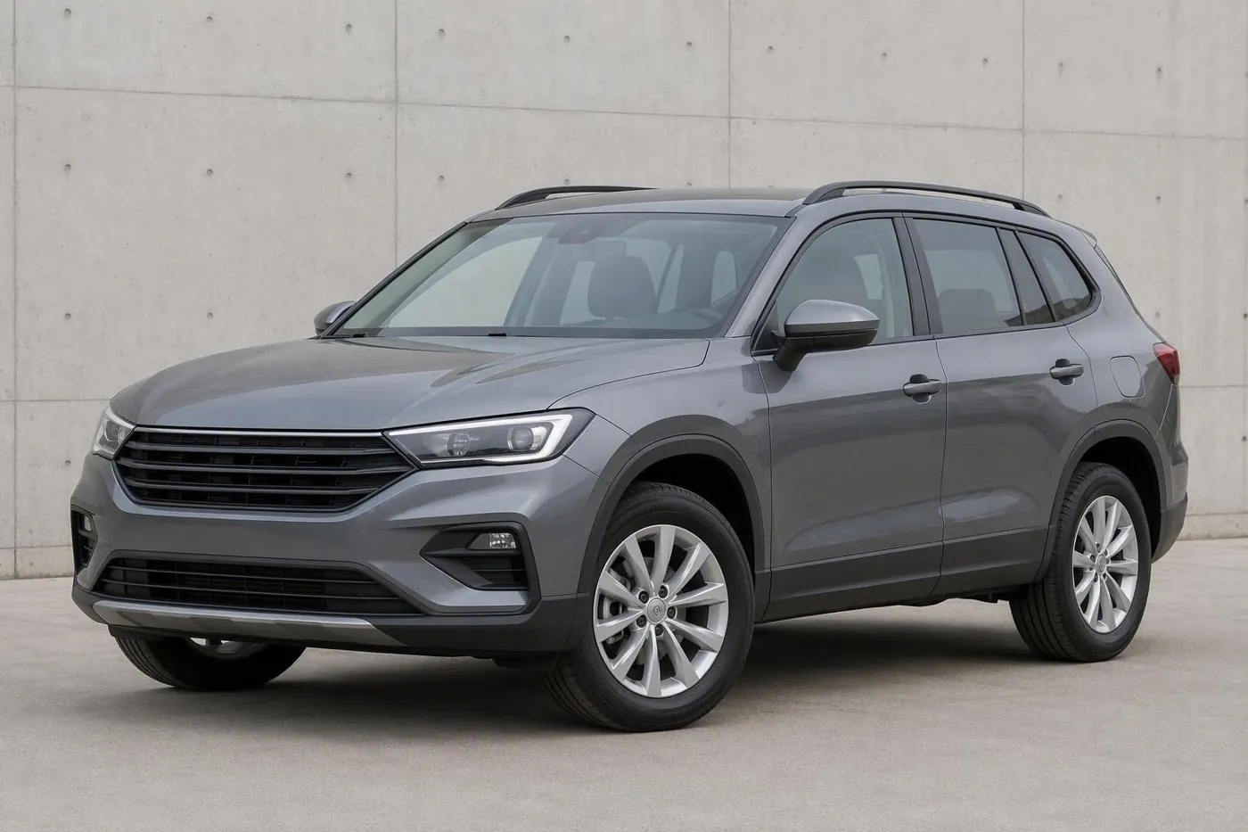 Prima: SUV grigio davanti a un muro di cemento
